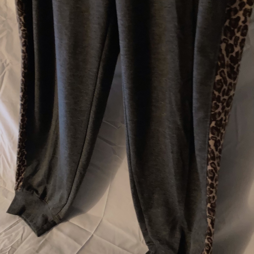 Splendid Leopard Print Top & Bottom Set - Picture 7 of 11